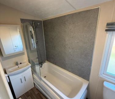 Malton Casa | Heron Lodge with Hot Tub at Brickyard Lakes