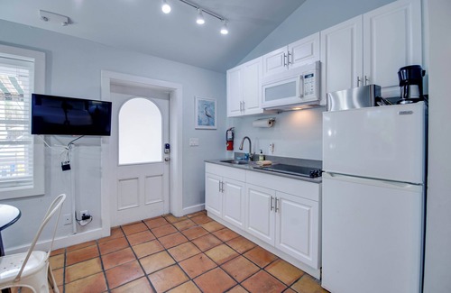 Uptown - Upper Duval Cabaña | Heron Suite | Vibrant Retreat, Hot Tubs, Steps from Duval Street!