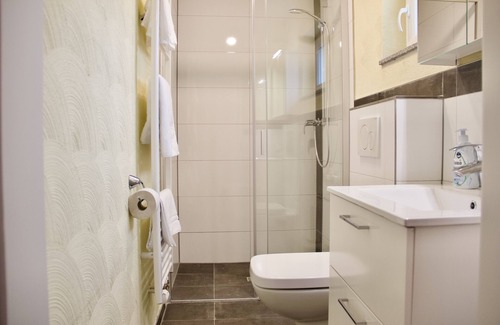 Zweibruecken Apartamento | Herzog Wolfgang Studios- Zentral, Modern, Freundlich