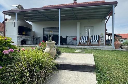 Videm Casa | Hiška pri brajdah