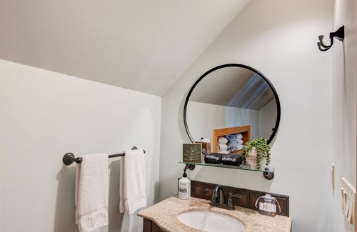 Zionville Cabina | Hibernation Station - Soak in the hot tub, enjoy the long range mtn views!