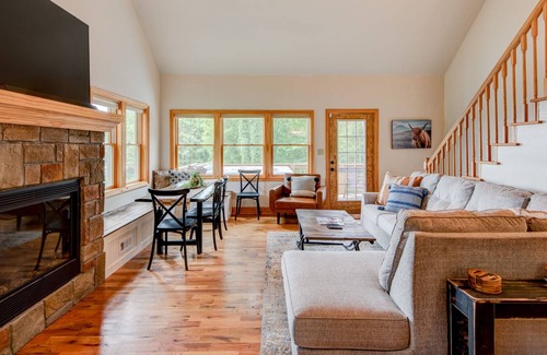 Zionville Cabina | Hibernation Station - Soak in the hot tub, enjoy the long range mtn views!
