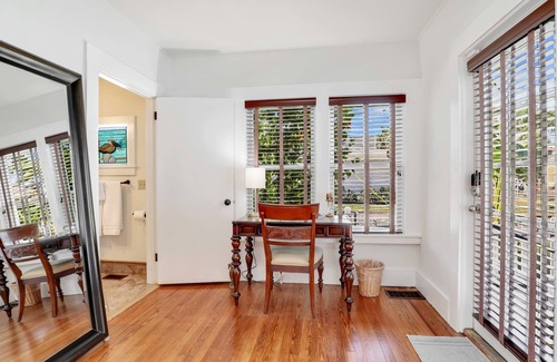 Fort Myers River District Casa | Hibiscus House Bed Breakfast Inn Parrot Room