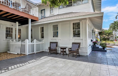 Fort Myers River District Casa | Hibiscus House Bed Breakfast Inn Parrot Room