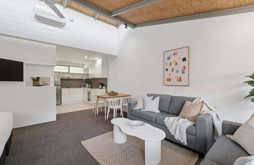 Korora Complejo | Hibiscus Villa - Spacious beachfront studio, private courtyard