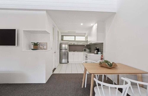 Korora Complejo | Hibiscus Villa - Spacious beachfront studio, private courtyard