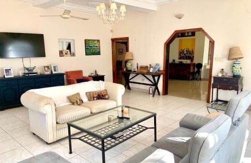 Ghanatown Villa | Hibiscus WhiteHouse