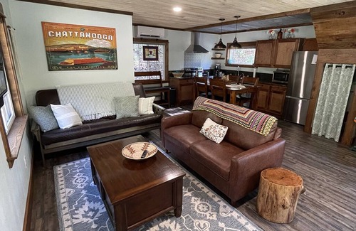 Lupton City Cabina | Hidden Cove Cabin at The Pines: Hand Crafted Charm in Peaceful Wooded Cove