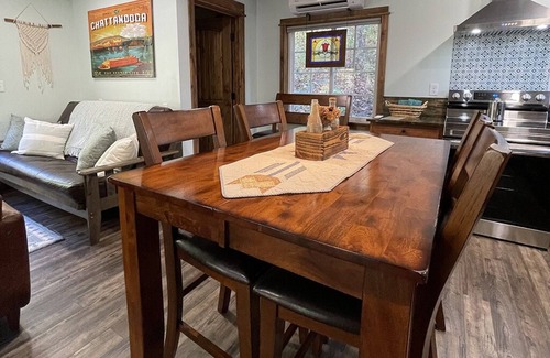 Lupton City Cabina | Hidden Cove Cabin at The Pines: Hand Crafted Charm in Peaceful Wooded Cove