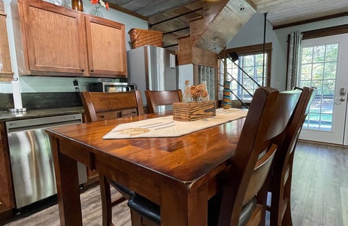 Lupton City Cabina | Hidden Cove Cabin at The Pines: Hand Crafted Charm in Peaceful Wooded Cove