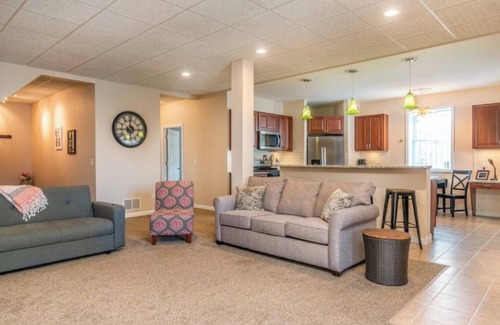 Buffalo Apartamento | Hidden Emerald open floor plan/ Remodeled Apartment