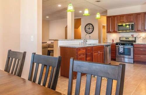 Buffalo Apartamento | Hidden Emerald open floor plan/ Remodeled Apartment