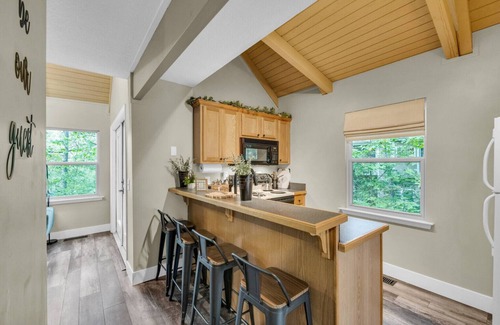 Helen Cabina | Hidden Gem Cabin: Dog friendly, cozy cabin nestled in the heart of Helen, GA