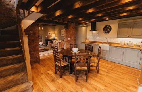 Cheshire West and Chester Cabaña | "Hidden gem". Luxury rural retreat, close to Chester city, and many attractions.