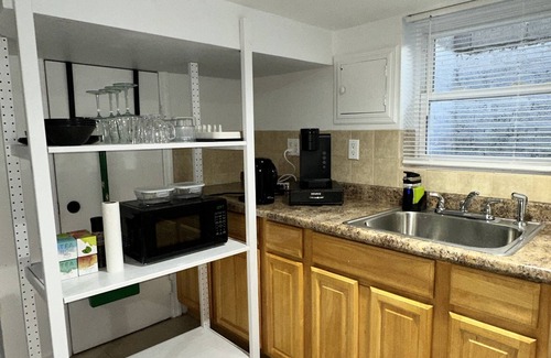 East Rockaway Casa | Hidden Gem: Modern Basement Apt