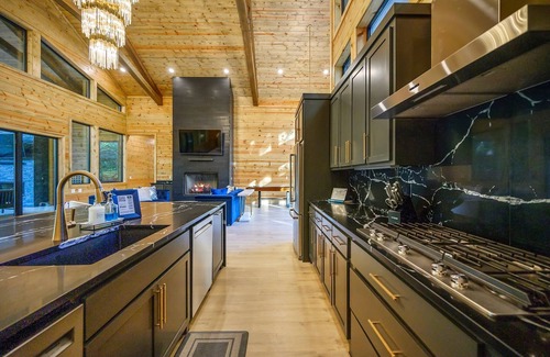 Hochatown Cabina | Hidden Gem – Skee Ball, Pinball, Arcades, Shuffleboard, Foosball, Hot Tub