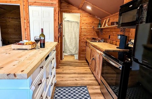 Caroleen Otro | Hidden Holler Forest Suite - Privacy, nature and beauty