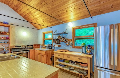 Minett Cabaña | Hidden island gem on Lake Joe! Cozy and rustic 3bdrm with 500' of shoreline!