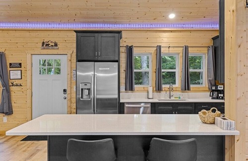 Cleveland Cabina | Hidden Jewel - Barndominium-Style Cabin Nestled in the Woods