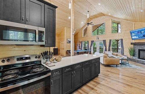 Cleveland Cabina | Hidden Jewel - Barndominium-Style Cabin Nestled in the Woods
