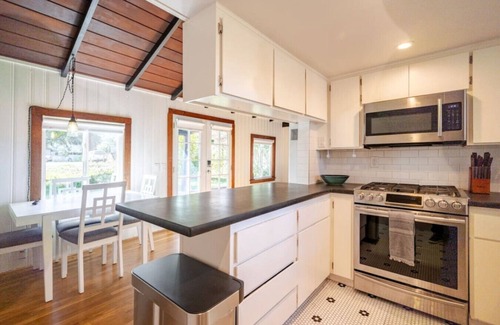 Amesti Casa | Hidden Lake Cottage With Hot Tub & Views! 20 Mins to Beach