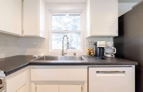 Amesti Casa | Hidden Lake Cottage With Hot Tub & Views! 20 Mins to Beach