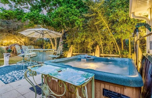 Navarre Casa | Hidden Tiki: Luxe Compound w/ Pool & Paradise