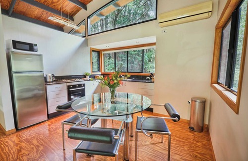 Smiths Creek Chalet De Esquí | Chalet Hidden Valley – Refugio en la selva tropical con entrepiso