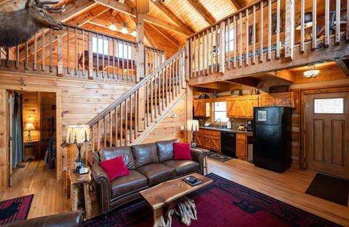 Topton Cabina | Hideaway-Pet Friendly, Luxury Cabin Rental, Private Deck on Creek, Hot Tub, Fireplace, Fishing, Waterfalls, Rafting-Nantahala NC.