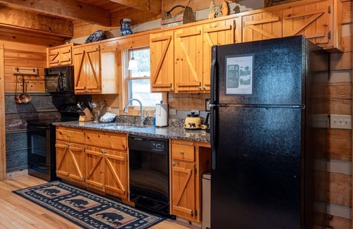 Topton Cabina | Hideaway-Pet Friendly, Luxury Cabin Rental, Private Deck on Creek, Hot Tub, Fireplace, Fishing, Waterfalls, Rafting-Nantahala NC.