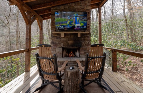 Topton Cabina | Hideaway-Pet Friendly, Luxury Cabin Rental, Private Deck on Creek, Hot Tub, Fireplace, Fishing, Waterfalls, Rafting-Nantahala NC.