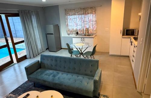 Parklands Casa | Hideaway-Poolside Comfort cottage 5km to the Beach