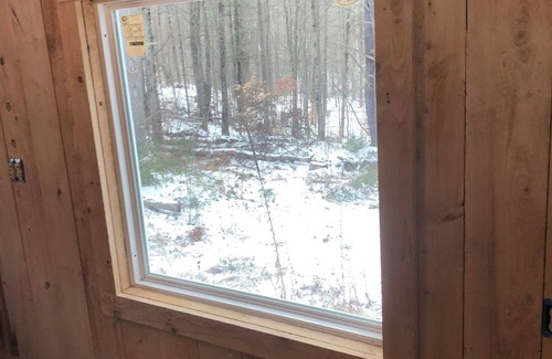 East Durham Cabina | HideAway Tiny Cabin. In the Mountains AC Bathroom. Shower. Dog Friendly.