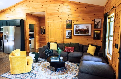 Dahlonega Cabina | Hideout Haven- SPA*Firepit*Game Room*Outdoor Cinema*Dog Friendly*Near Wineries!