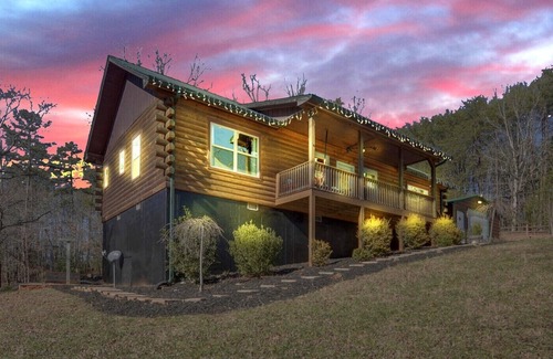 Dahlonega Cabina | Hideout Haven- SPA*Firepit*Game Room*Outdoor Cinema*Dog Friendly*Near Wineries!