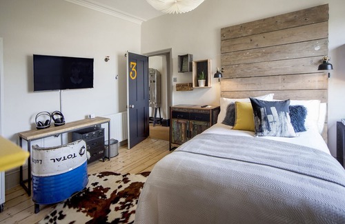 Cotham Casa | higgihaus (#46, 2-4 Bed ). Small Groups. Hip Location. Sleeps 4 - 10.