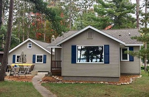 Higgins Lake Cabaña | Higgins Lake Waterfront. Clean! Updated! Private Dock, Sandy Beach, boat mooring