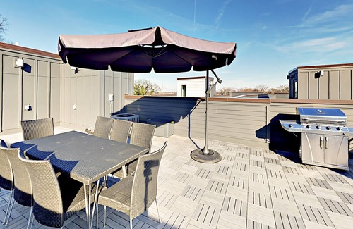Historic Waverly Casa | High-End 12 South Townhouse w/ Rooftop Deck – Near Downtown