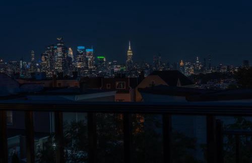 The Heights Apartamento | High-end House with 2 FREE Park Spots, rooftop NYC views and backyard with deck, 6BRs, 2FLs plus bsmt, 11 beds, 3 bath, Sleep 19, 20 PERCENT OFF