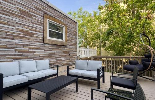 The Heights Apartamento | High-end House with 2 FREE Park Spots, rooftop NYC views and backyard with deck, 6BRs, 2FLs plus bsmt, 11 beds, 3 bath, Sleep 19, 20 PERCENT OFF