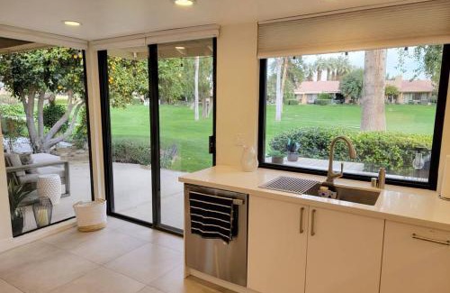 Palm Desert Casa | High-End Mid-Century Condo on the golf course