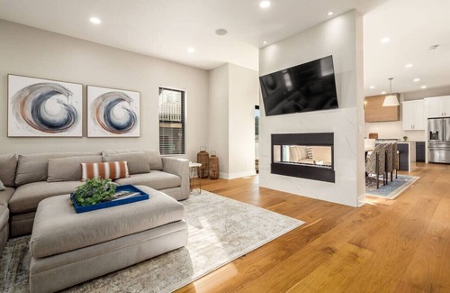 Italian Village Casa | High End New Build, Rooftop Hot Tub, City Views!