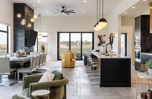 Hurricane Apartamento | High-End Pool Gem ~ Upscale Golf Community ~ Views