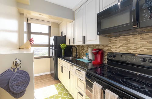 Waikiki Apartamento | High Floor Ocean View Condo (King Bed and Parking)