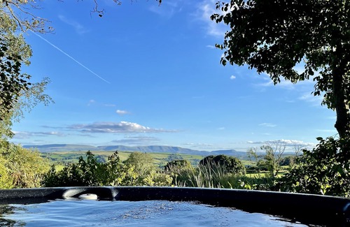 Kington Cabaña | High Park: Stunning views and a hot tub