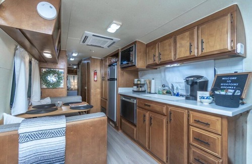 Flintstone Casa | High Point Hide-A-Way w/ Internet and a Hot Tub!