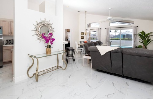 Westbury Casa | High Point Oasis – 4 BDR Sleeps 8, Mins to Parks and Attractions! Private Pool