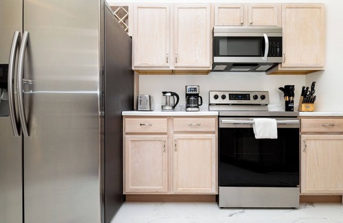 Westbury Casa | High Point Oasis – 4 BDR Sleeps 8, Mins to Parks and Attractions! Private Pool