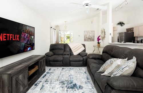 Westbury Casa | High Point Oasis – 4 BDR Sleeps 8, Mins to Parks and Attractions! Private Pool