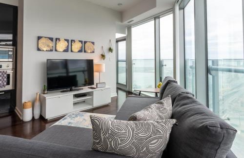 Toronto Entertainment District Apartamento | High Rise Condo with Stunning Lake and CN tower view